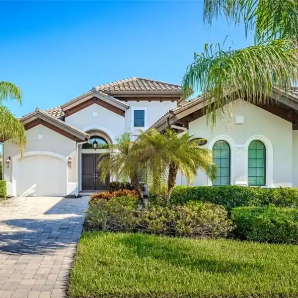 EXQUISITE HOME ON AN EXPANSIVE LOT