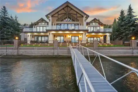 Luxurious Modern Lakefront Home