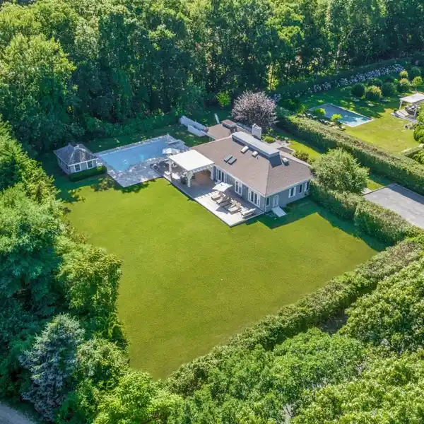 POST MODERN HOUSE ON A BEAUTIFUL ACRE