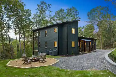 Stunning Mountain Modern with Year-Round Views