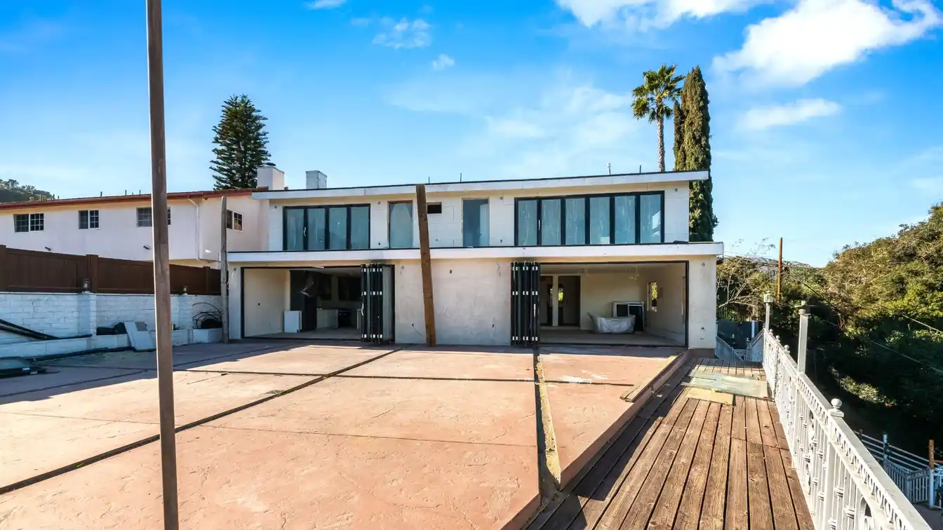 Great Opportunity in the Hollywood Hills/studio City Area