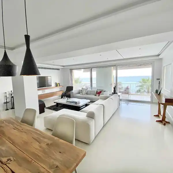 LUXURY APARTMENT OVERLOOKING THE MEDITERRANEAN