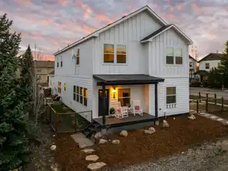 Charming Modern Farmhouse-style Home