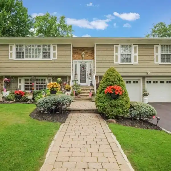 IMMACULATE MOVE-IN READY CUSTOM HOME