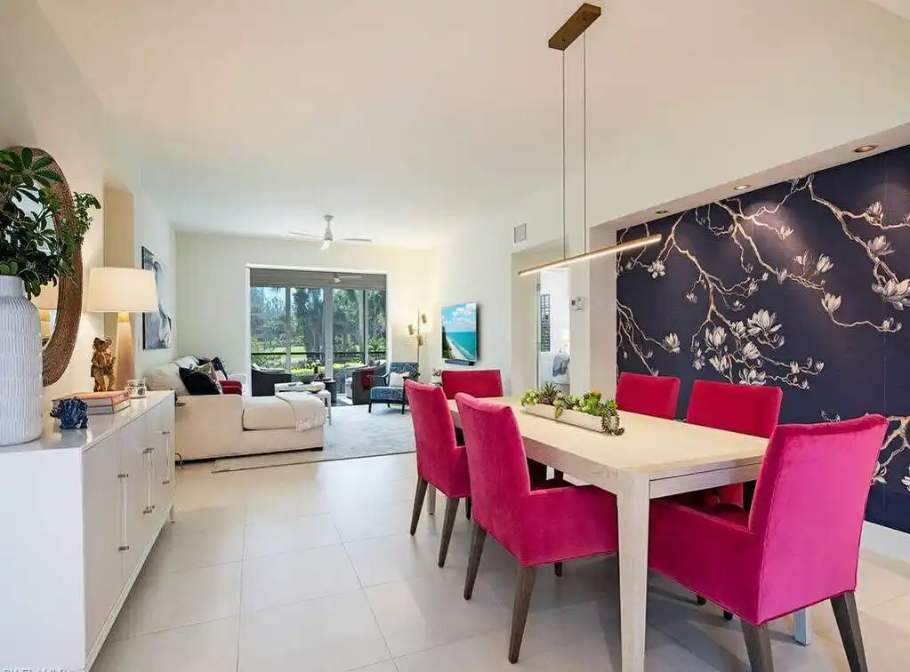 Completely Renovated Chic Coach Home