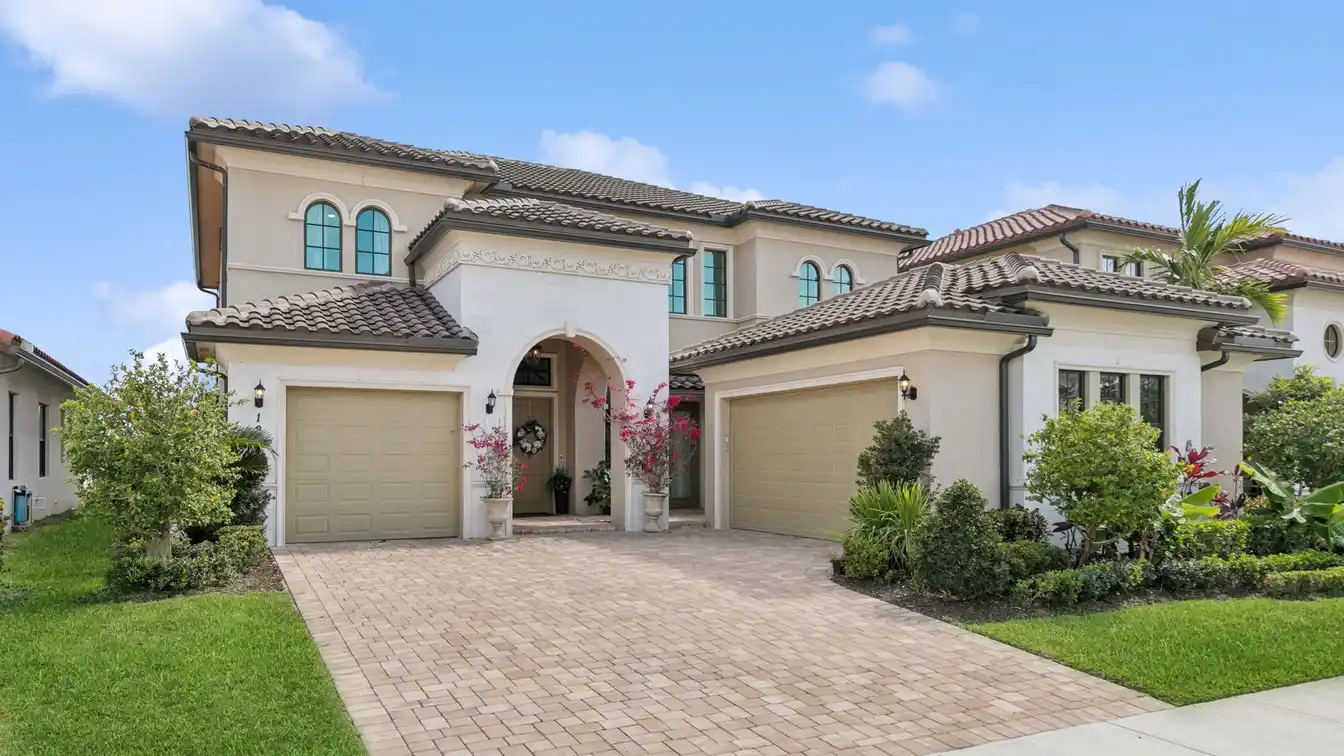 Beautifully Upgraded Lakefront Home in Parkland Bay