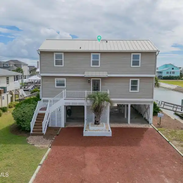 RARE DEEP-WATER CANAL HOME