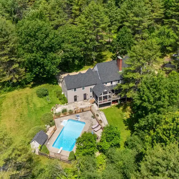 SECLUDED ELEGANCE WITH EXPANSIVE NATURAL SURROUNDINGS