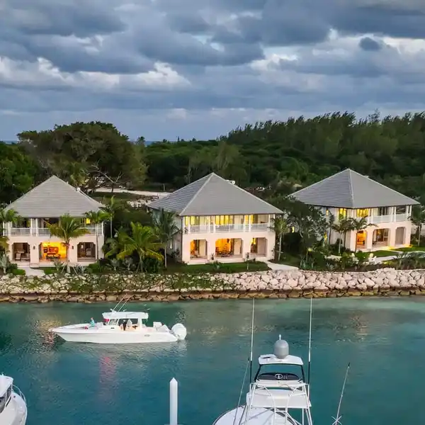 TURN-KEY CORAL COTTAGE RESIDENCE LOCATED IN LEGENDARY HARBOUR ISLAND