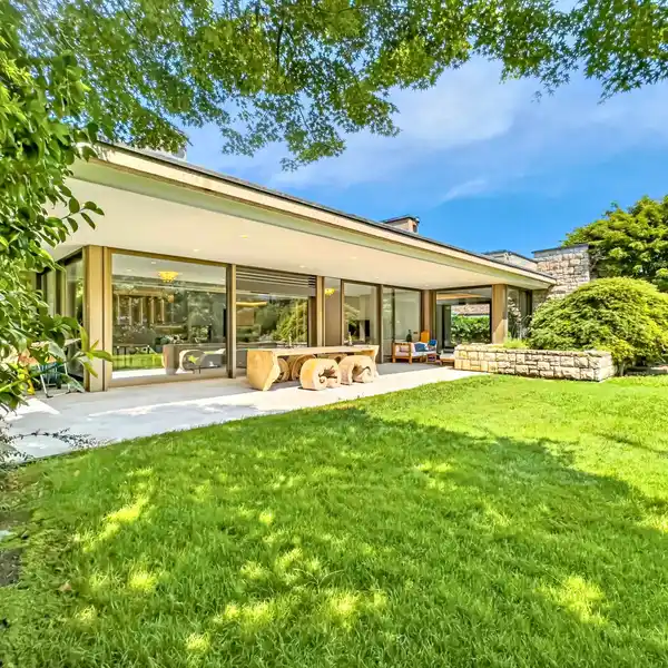 STUNNING MODERN RESIDENCE