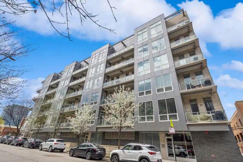 Modern, Elegant, and Sleek 3 Bedroom in West Loop