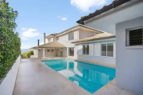 Modern Villa with Direct Sea Views