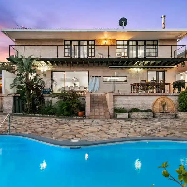 RESORT-STYLE FAMILY LIVING WITH OCEAN AND DISTRICT PANORAMA