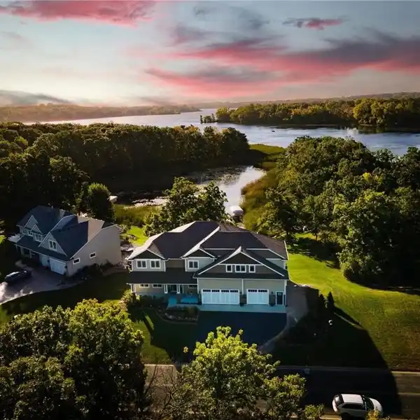 MODERN LAKEFRONT LUXURY WITH INSPIRED ARCHITECTURAL DESIGN