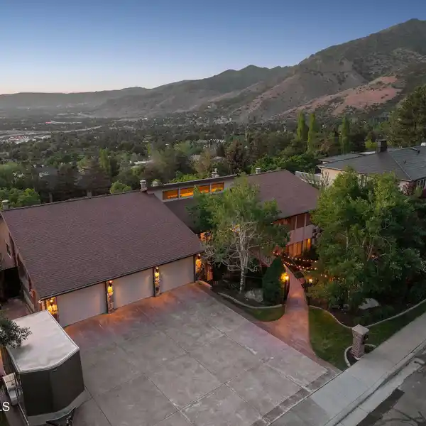 SPRAWLING RESIDENCE WITH BREATHTAKING VIEWS