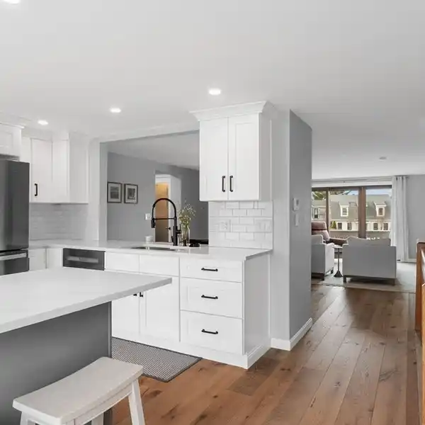 STUNNING TOWNHOME IN DESIRABLE RIVER'S EDGE