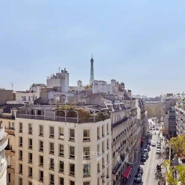 TOP-FLOOR APARTMENT WITH EXCEPTIONAL VIEWS