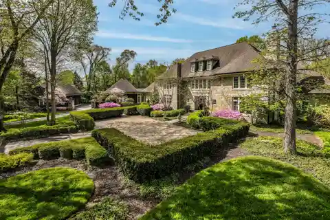 Exquisite Custom Estate in Springwood