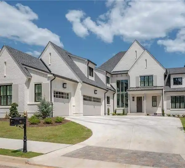 EXQUISITE HOME WITH STRIKING ARCHITECTURAL DESIGN