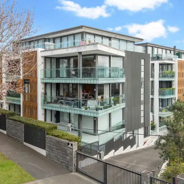 ELEGANT PARNELL LIVING WITH STUNNING ENTERTAINING DECK