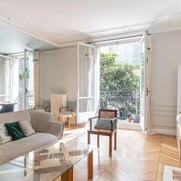 BRIGHT PARISIAN CLASSIC WITH TIMELESS CHARM