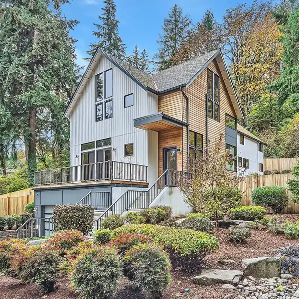 TRUE NORTHWEST CONTEMPORARY INDOOR-OUTDOOR LIVING
