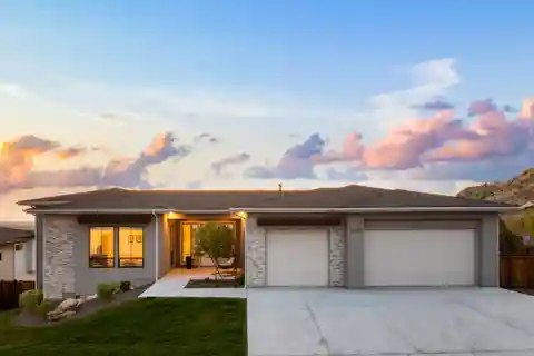 Boulder Point Beauty with Iconic Rim Views