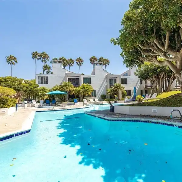 SOPHISTICATED LIVING FRAMED BY SEA LIGHT