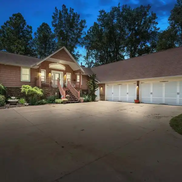 CUSTOM-BUILT WATERFRONT RETREAT