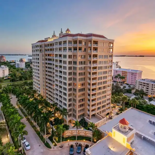 FABULOUS RITZ-CARLTON TOWER RESIDENCE