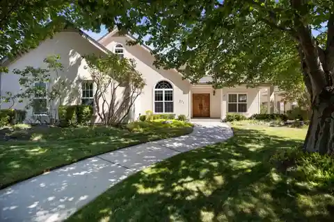 Gated Retreat on the 8th Fairway
