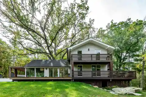 Modern Lakeside Retreat with Guest Cottage