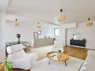 Spacious Quiet Top-floor Apartment with Elevator