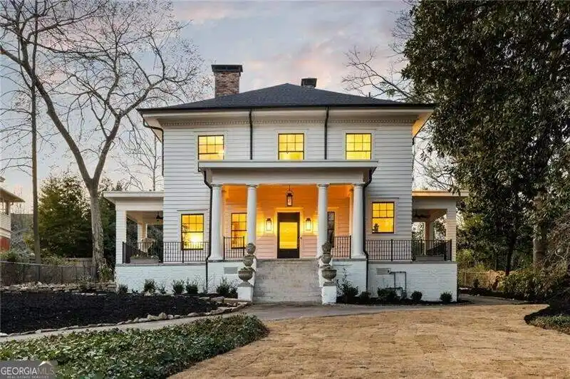 Statuesque Georgian Clapboard Home