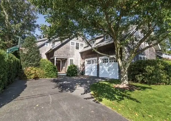 PERFECT TRADITIONAL EAST HAMPTON VILLAGE RENTAL