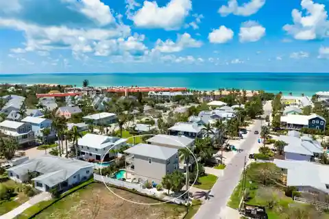 Island Escape One Block to the Beach