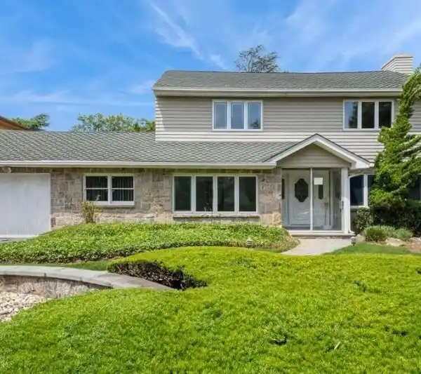 CHARMING CENTER HALL COLONIAL