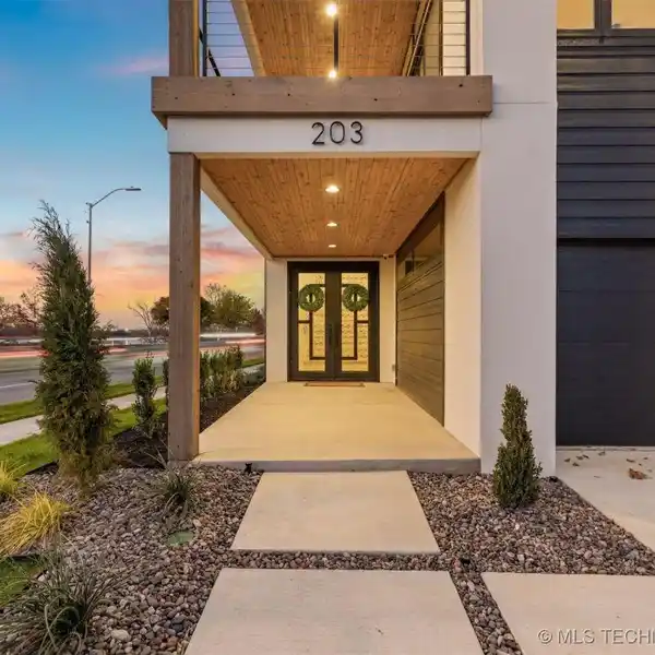 MODERN LUXURY WITH DISTINCTIVE DESIGN