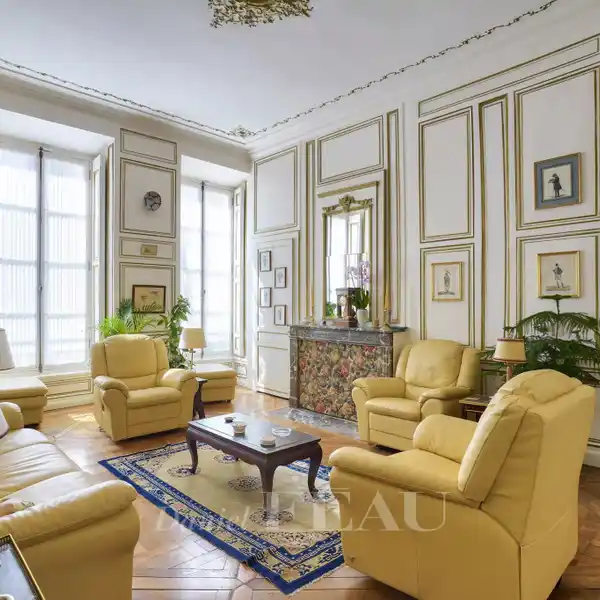 ELEGANT APARTMENT IN A FINE 18TH CENTURY BUILDING