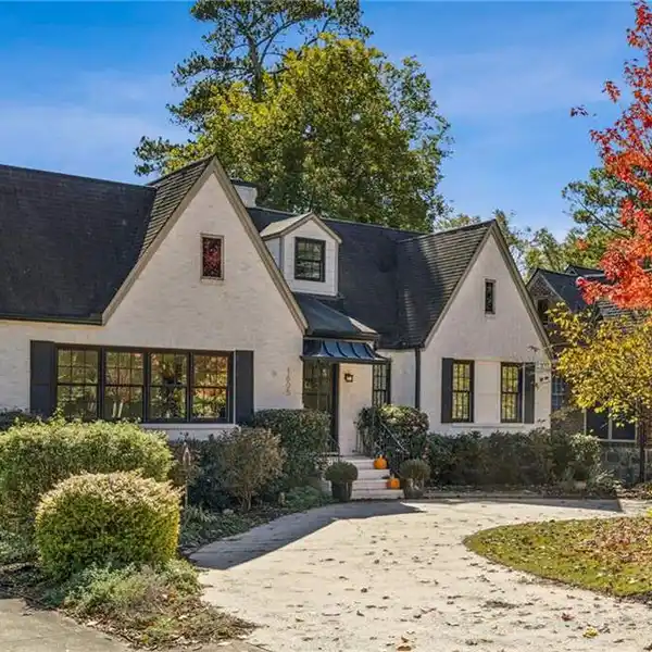 ELEGANT HOME WITH LIGHT-FILLED SPACES AND TIMELESS DESIGN