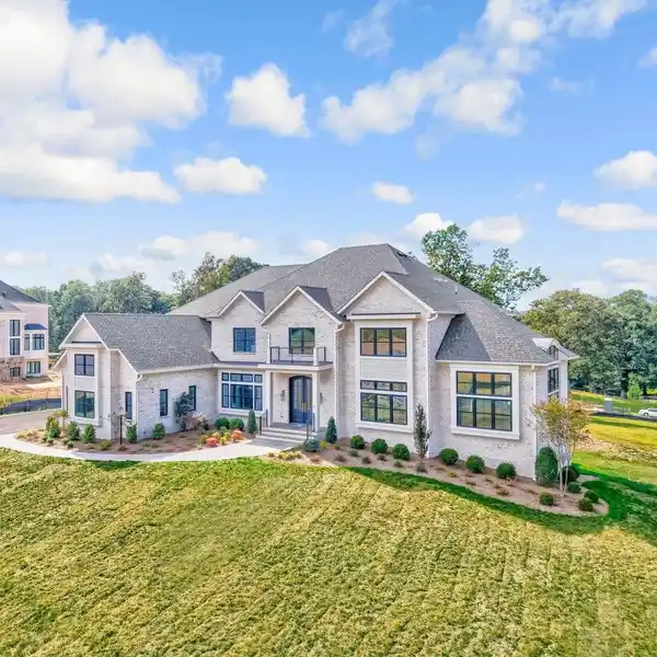 LUXURY LIVING IN A NEW COMMUNITY