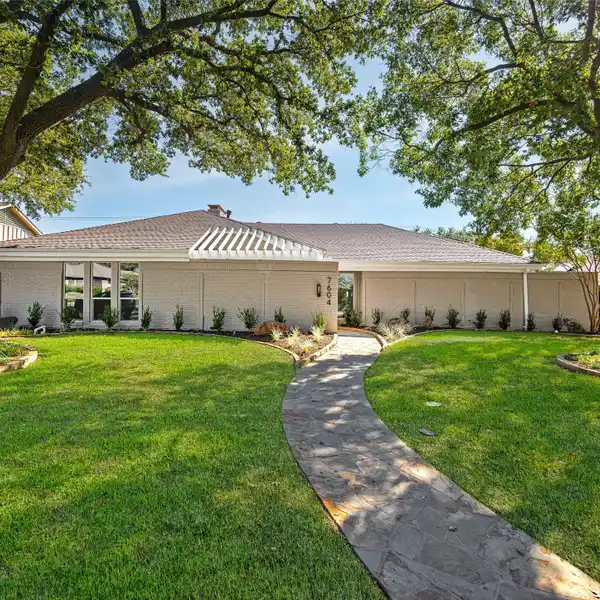 ELEGANT DINING ROOM WITH SCENIC VIEWS