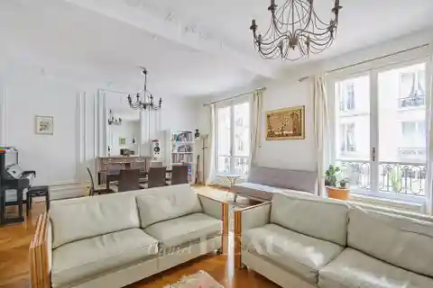 Spacious South-Facing Apartment in Historic Building