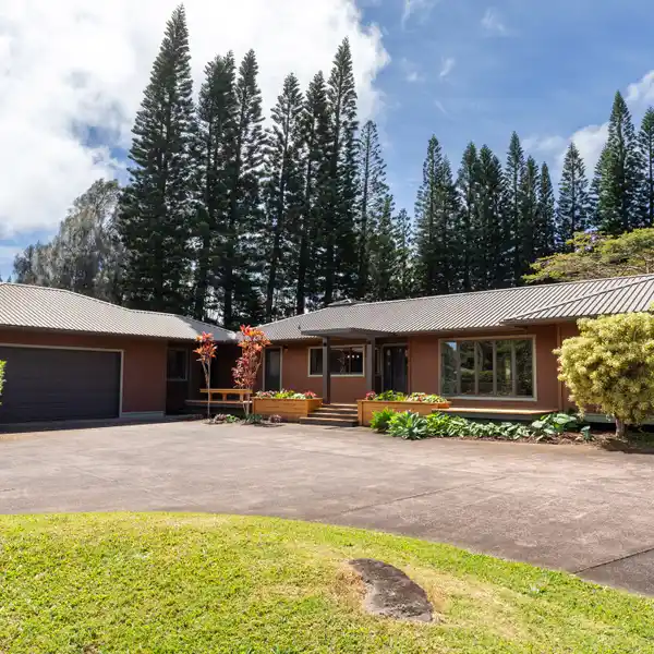 CONTRACTOR'S OWN HOME IN UPSCALE MALIU RIDGE
