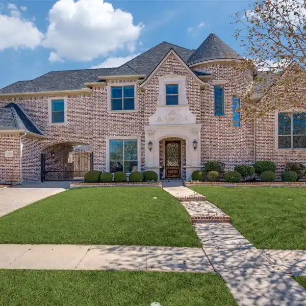 CUSTOM HOME IN DESIRABLE GRIFFIN PARK