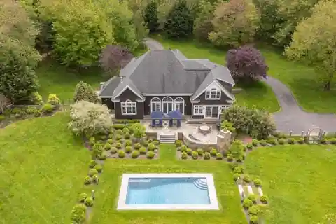 An Idyllic Indoor-Outdoor Lifestyle