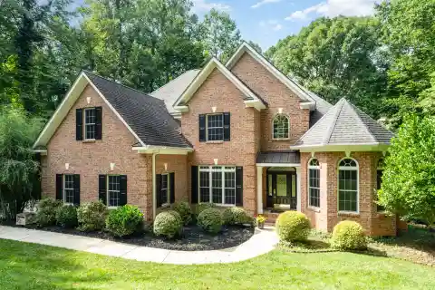 Peaceful Lakeside Escape with Scenic Winter Views