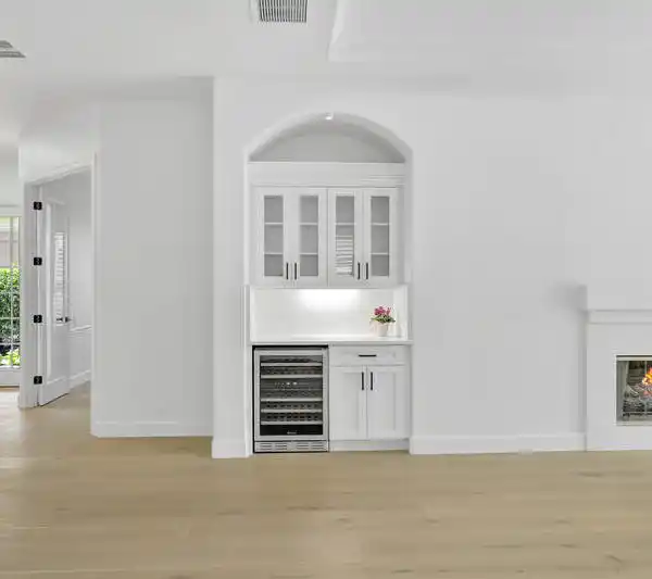 WESTERN LAKE VIEWS, POOL, AND PRIME LOCATION