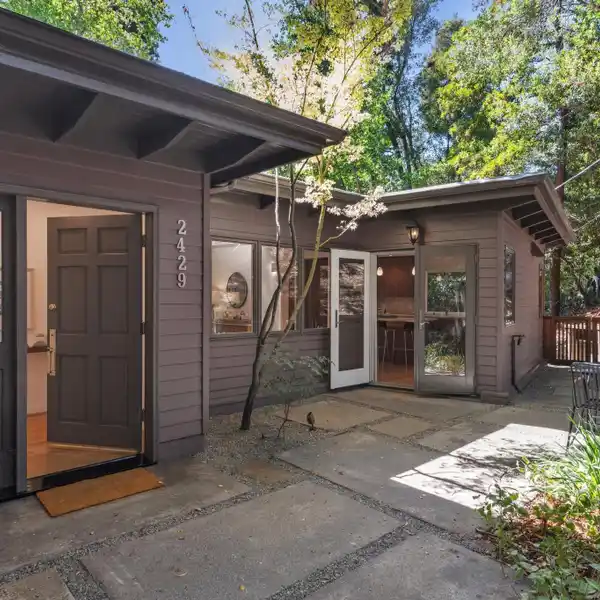 DREAMY CREEKSIDE HOME WITH ACCESSORY UNIT