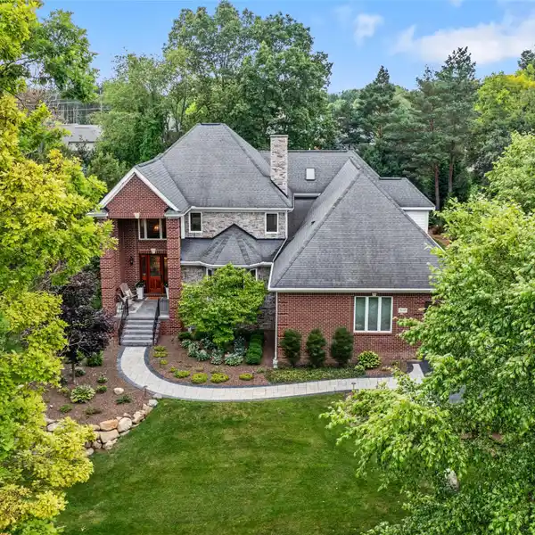 SOPHISTICATED HOME SURROUNDED BY WOODLANDS & PRIVACY